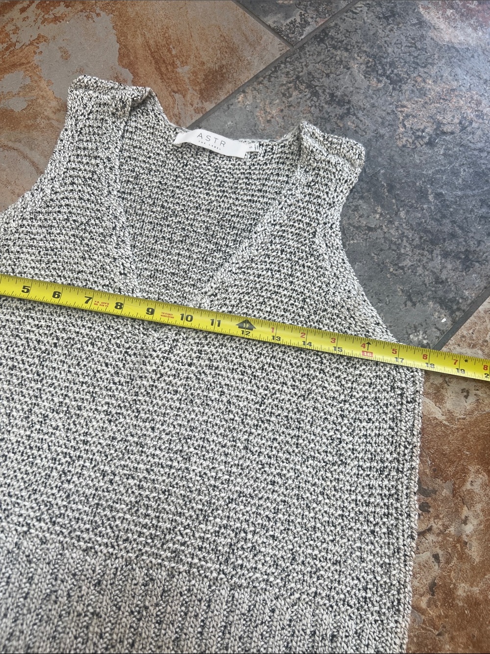 Astr Marled Gray and Cream V-Neck Knit Sleeveless Sweater - Picture 3 of 6